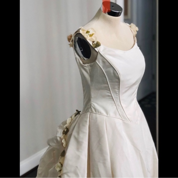 Vintage Ivory Pronovias Wedding Dress with rosette trim - Picture 2 of 12